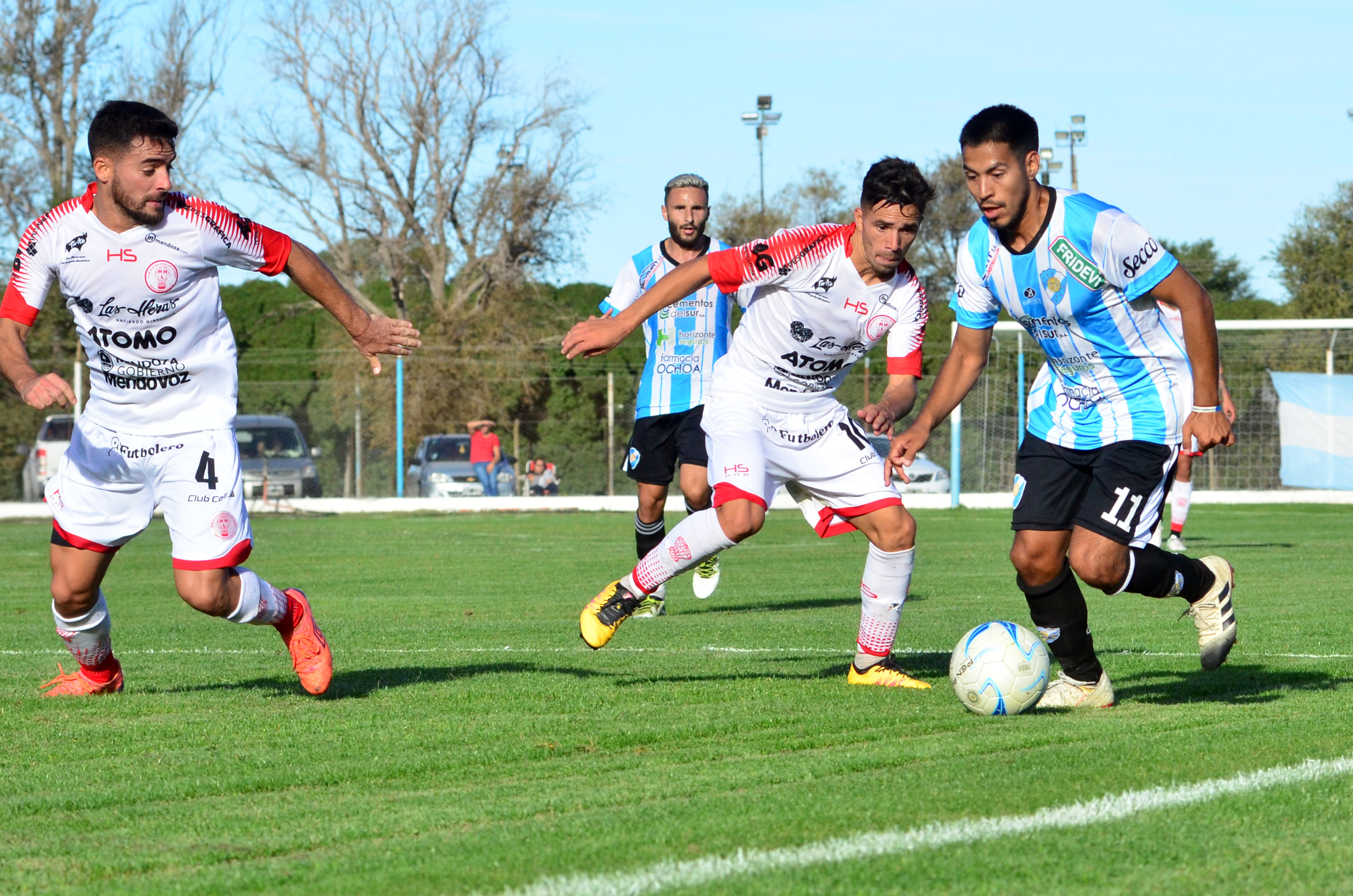 Alberto Reyes se inventó un golazo de media distancia que abrió el camino de Sol  en Las Heras. (Foto: Marcelo Ochoa)