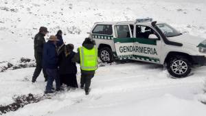 Rescataron a una mujer de 105 años y a un hombre de 75 aislados por la nieve en Chos Malal