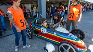 Becan a estudiantes para que construyan autos eléctricos