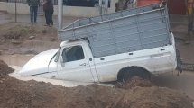 Imagen de Se hundió una camioneta en un pozo de la obra del Metrobús en Neuquén