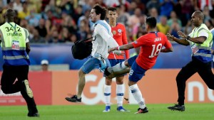 Video: la patada de Jara al hincha que ingresó a la cancha en el partido de Uruguay-Chile