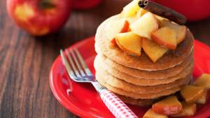 Mirá que fáciles de hacer son estos pancakes de manzana