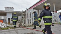 Imagen de Se incendió el depósito de una estación de servicio abandonada en Roca