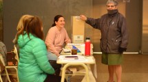 Imagen de Una mujer de 84 años votó en Roca y dio el ejemplo