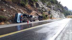 Volcó un camión cargado de combustible en la Ruta Nacional 237