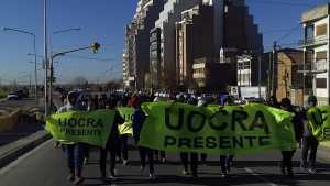 Marcha de la Uocra por Neuquén reclamando que desplacen a Carcar