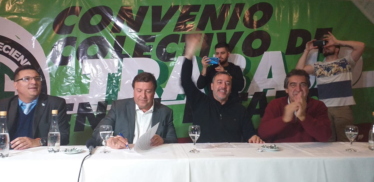 Rodolfo Aguiar y Alberto Weretilneck firmaron el acuerdo. Foto: gentileza