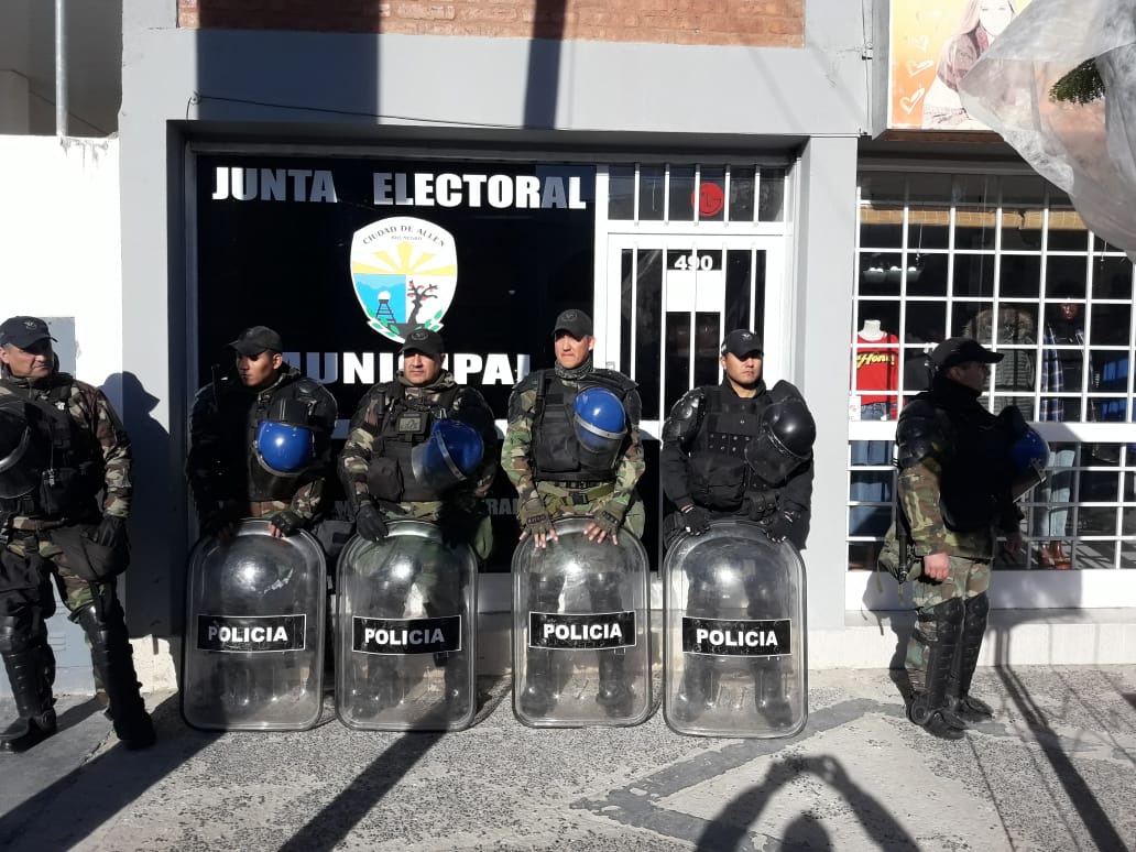 Desde el domingo se repite la misma postal en la sede de la Junta Electoral. 