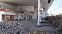 Imagen de Roca: luego del incendio, apuran la remediación en la estación de servicio abandonada