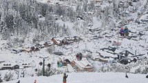 Imagen de Una pérdida de combustible en el cerro Catedral llegó a un arroyo