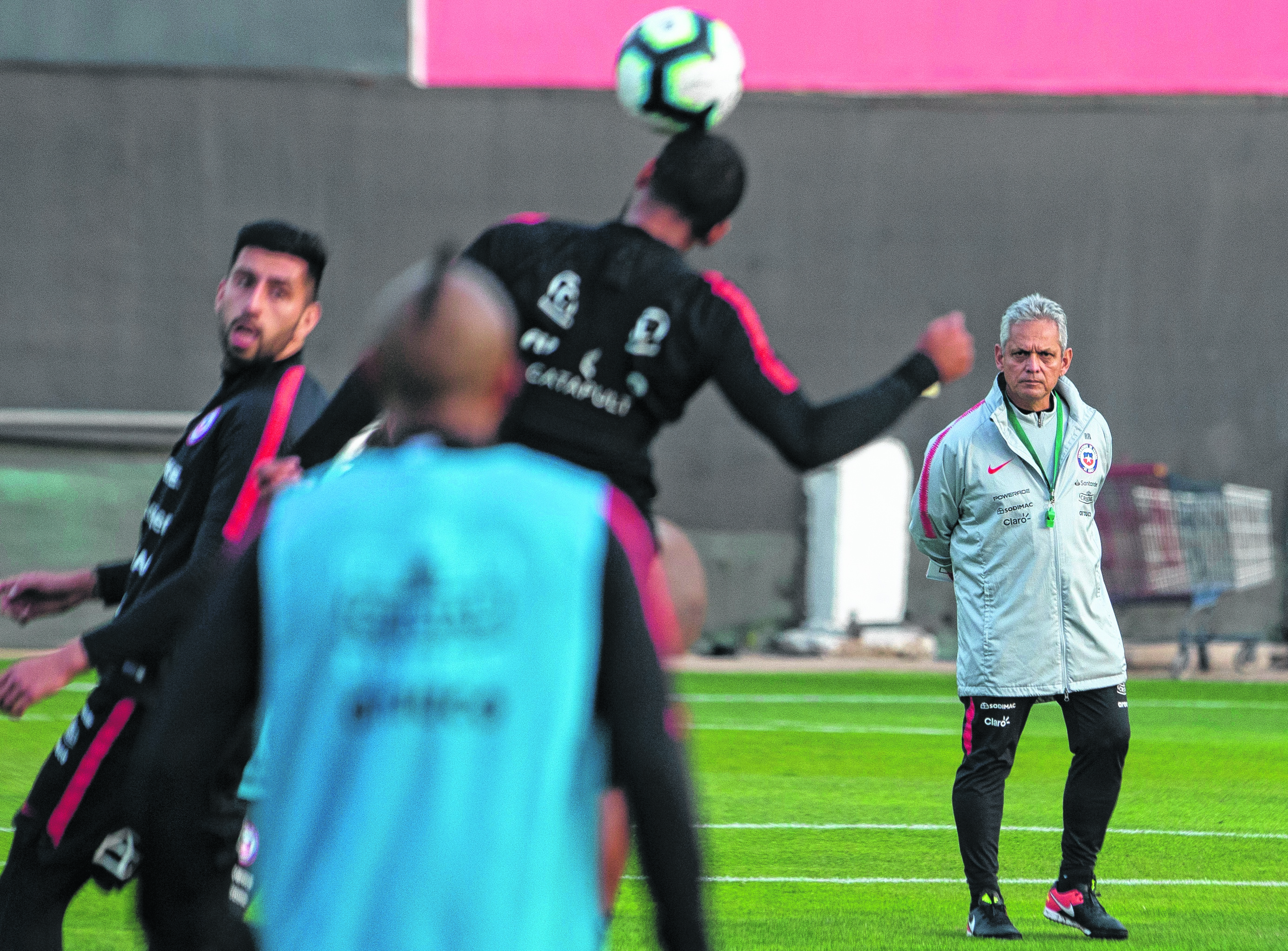 El técnico de Chile Reinaldo Rueda observa a sus jugadores durante un entrenamiento pensando en Ecuador. (AP Foto/Esteban Felix)