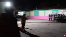 Imagen de Video: tensión al intentar trasladar al docente denunciado en Roca