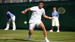 Pella avanzó a tercera ronda en Wimbledon y Mayer fue eliminado