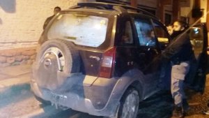 Dejaron a dos niños encerrados en el auto para ir a un boliche de Neuquén