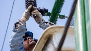 Por una mala maniobra municipal, un corte eléctrico afectó al centro de Roca