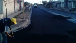 El asfalto llega al barrio Parque Independencia de Viedma