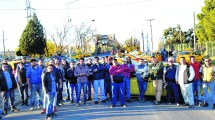 Imagen de Siguen los cortes de los taxistas en Neuquén por el chofer baleado