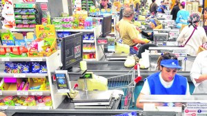 Supermercados no quieren dejar de vender golosinas en líneas de cajas