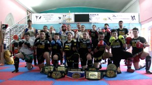 Así entrenan a los campeones de kickboxing en Roca