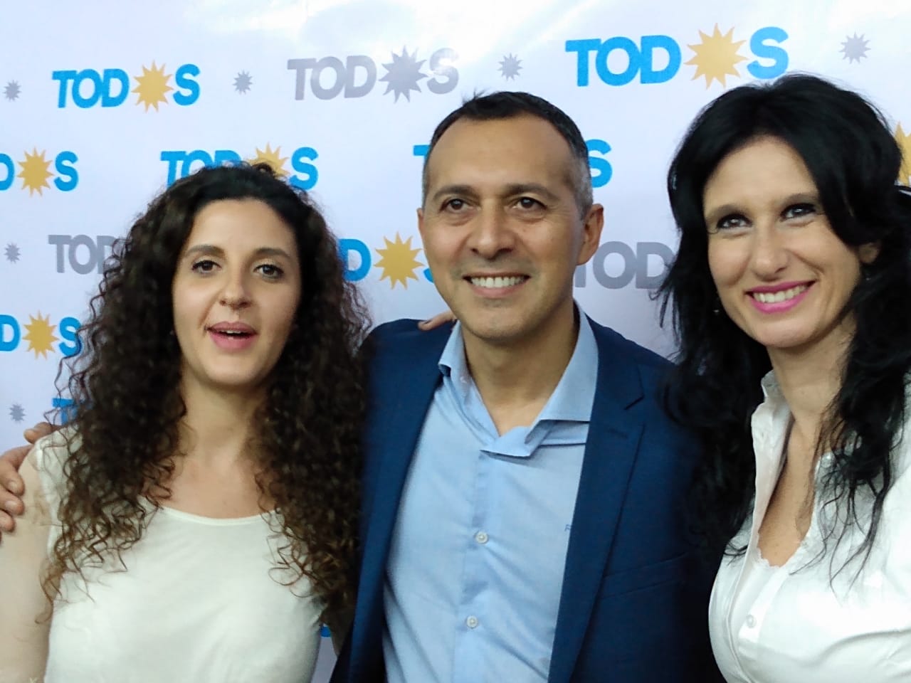 Marcelo Zuñiga junto a Ana Servidio y Micaela Gomiz. 