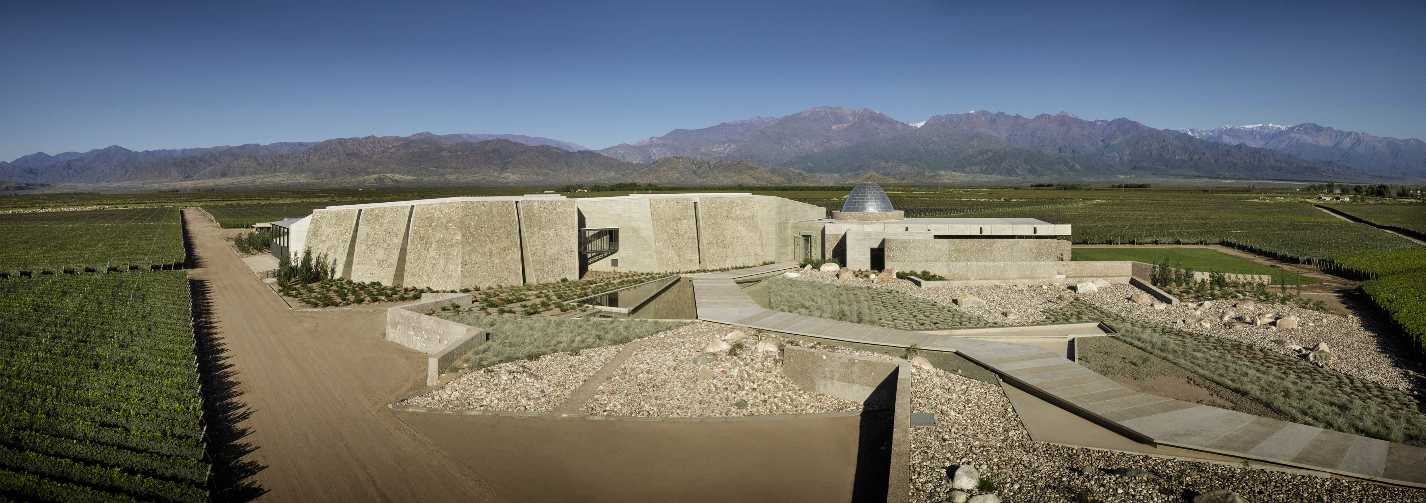 La bodega, en la cordillera mendocina, con materiales del lugar.