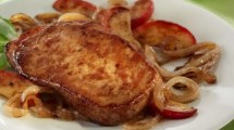 Imagen de Date un gustito con estas chuletas de cerdo con clavo de olor, manzanas y cebollas