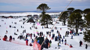 Primeros Pinos arde en vacaciones: dos mil turistas por día