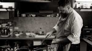 Quién es este vikingo que cocina como los dioses, en San Martín de los Andes