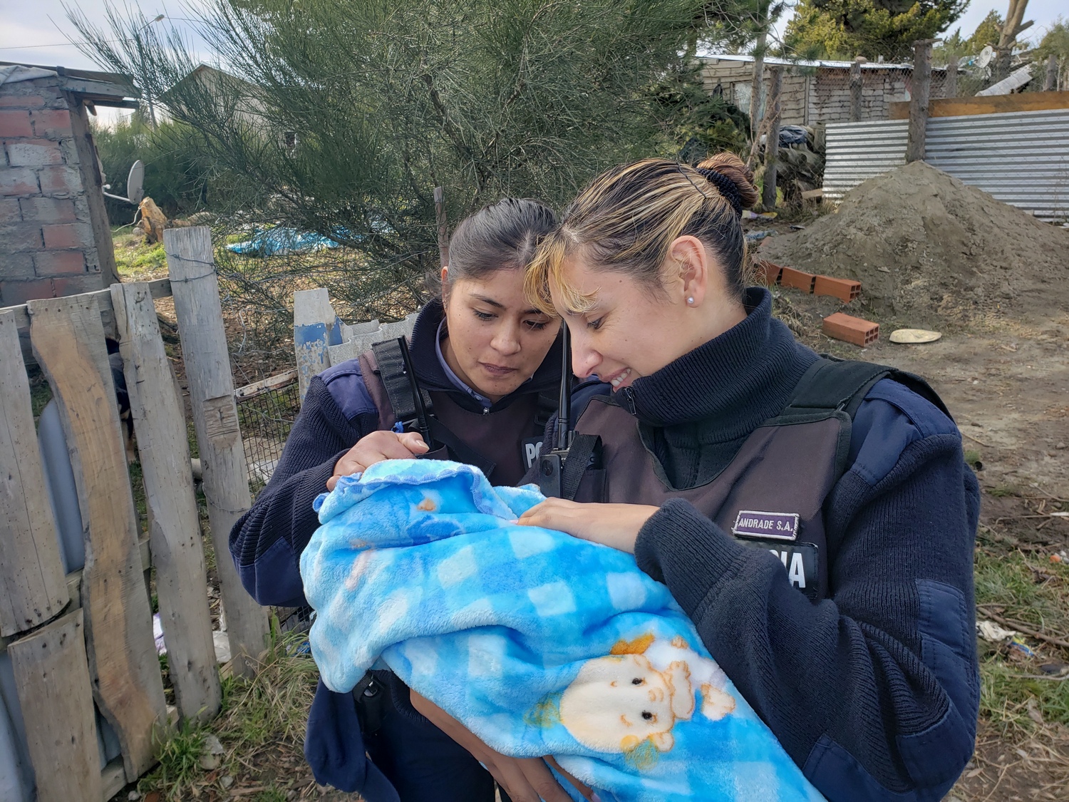 Jésica Carriqueo y Soledad Andrade las mujeres policías que asistieron en un parto en Bariloche. (Gentileza)