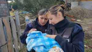 Policías ayudaron a dar a luz a una mujer en Bariloche y organizan una colecta