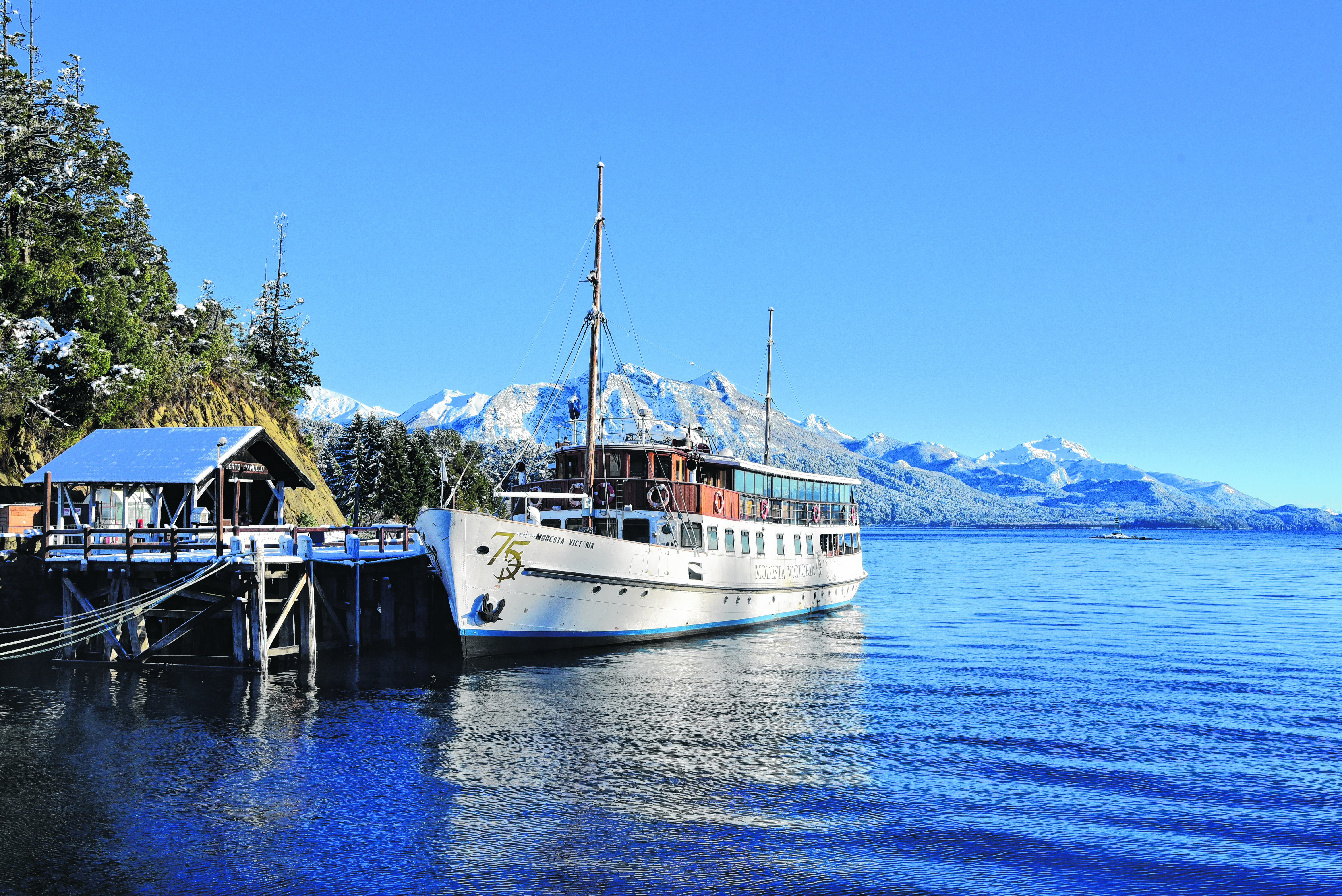 A la isla Victoria, en el lago Nahuel Huapi, llegan cientos de turistas por día. Archivo