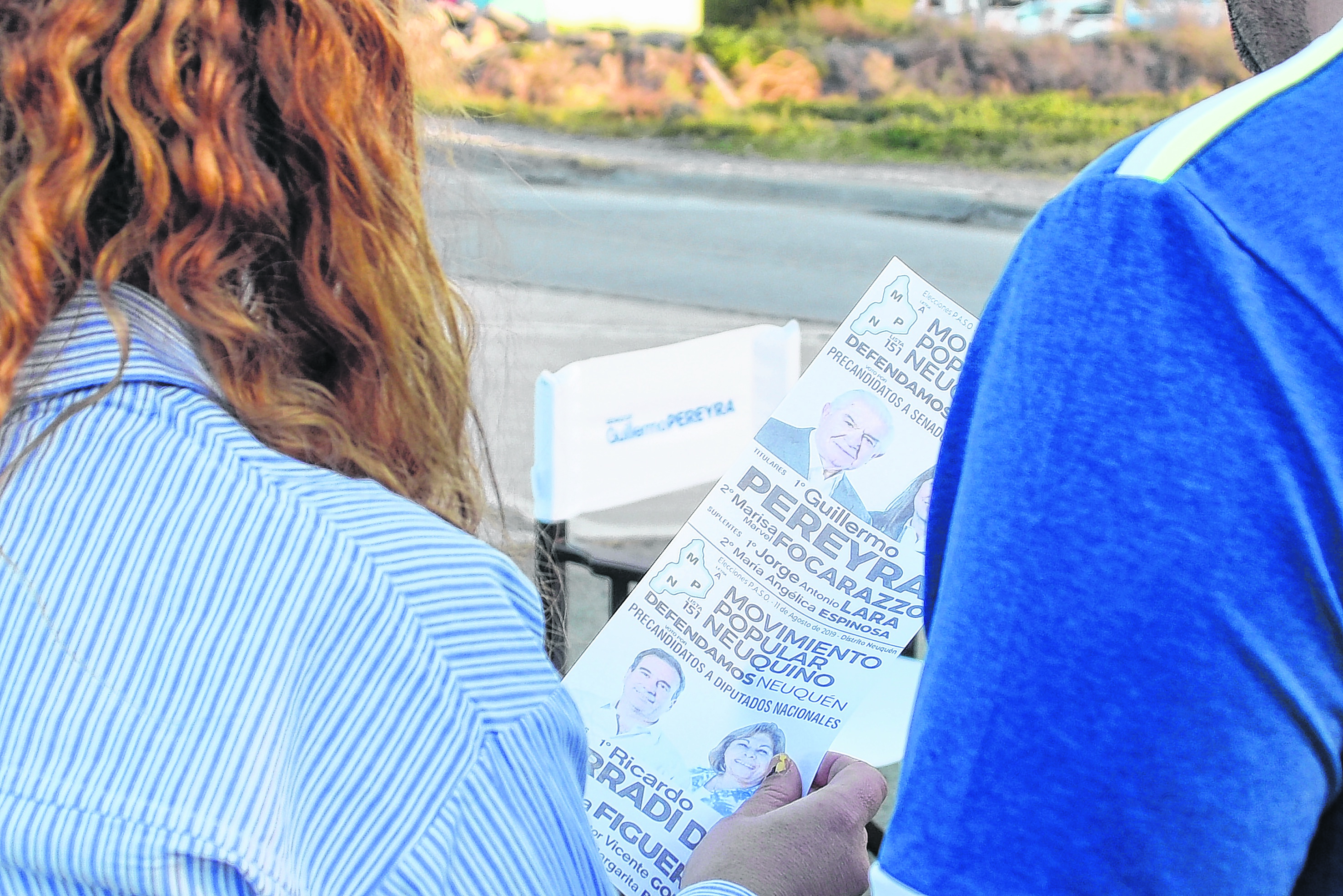 La campaña está concentrada en los afiches y el reparto de boletas de la vía pública y las reuniones cara a cara en ámbitos cerrados. (Foto: Juan Thomes)