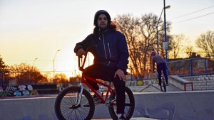 Mirá a este biker de Roca volar sobre el skatepark