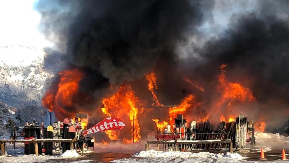 El fuego consumiendo el local llamÃ³ la atenciÃ³n de los esquiadores. (Gentileza Mariel Lesnichevsky)