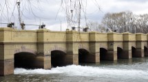 Imagen de El agua del río Neuquén comenzó a humedecer la zona productiva