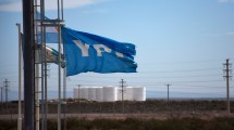 Imagen de Por el congelamiento, YPF reduce inversiones por 360 millones de dólares