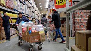 Los supermercados aún mantienen sus precios a pesar del aumento del dólar