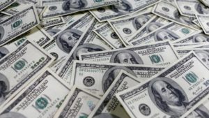 El dólar abrió a $57,50 y el riesgo país subía 0,5%