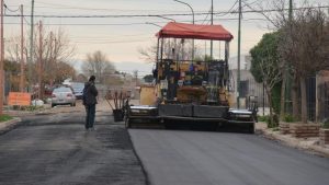 Comenzaron los trabajos de asfalto en el barrio Castello de Viedma