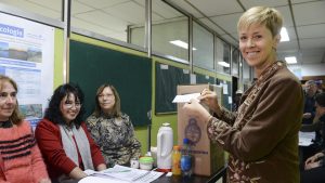 García Larraburu votó con singular cábala y expectante por el resultado