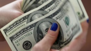 En el debut del control cambiario, el dólar bajó a $59 en el Banco Nación