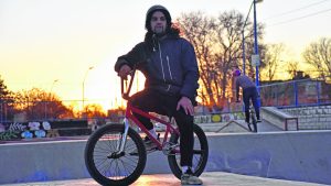 Aprendió a los golpes y hoy vuela en el skatepark de Roca