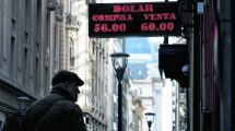 Imagen de Mercados alterados: dólar en $ 57, el Merval cayó 38% y hoy seguirá la volatilidad