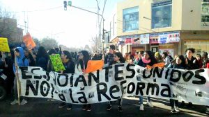 Estudiantes marcharon a Educación por la Nueva Escuela Secundaria de Neuquén