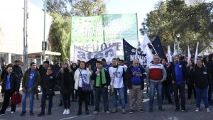 Paro y marcha de estatales en el centro de Neuquén: repudian «el ajuste de Macri»