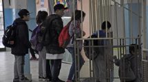 Imagen de ¿La escuela del terror?: un portón ya había quebrado a una nena, antes que una puerta aplaste a otra