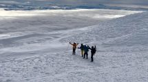 Imagen de Llegaron a la cumbre del Lanín en pleno invierno