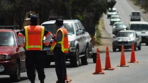 Secuestran un colectivo en el Idevi que transportaba trabajadores golondrinas