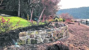 Derriban un muro ilegal en la costa del lago Nahuel Huapi