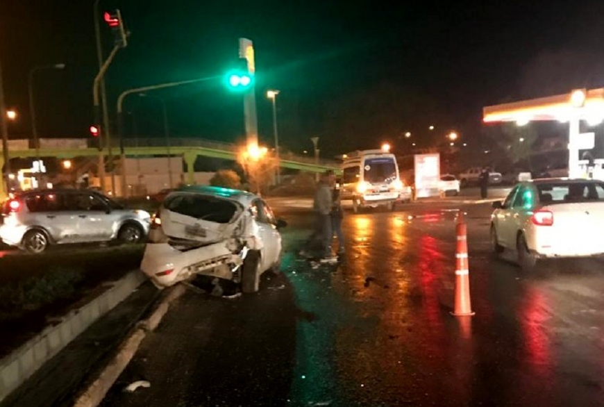 El Ford Fiesta terminó sobre un derivador de carriles. (Foto: Gentileza Centenario Digital.-)